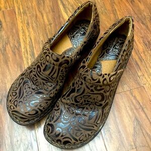 B.O.C. Born Concept Leather Support Clogs Ladies Size 9